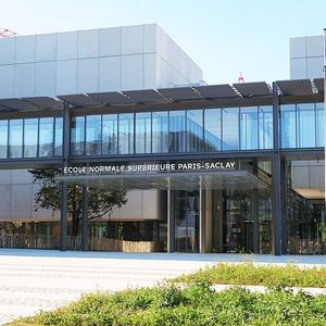L'école normale supérieure fait partie du cluster des universités Paris Saclay, un des huit pôles d'innovation les plus importants au monde