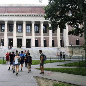 Des étudiants devant la bibliothèque Widener de l'université de Harvard à Cambridge, près de Boston.