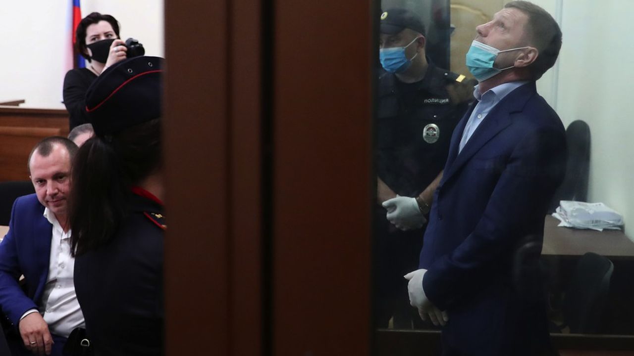 Arrêté près de son domicile, selon les autorités régionales, le gouverneur de Khabarovsk, Sergueï Fourgal, a ensuite été emmené à Moscou pour un interrogatoire et « inculpé pour tentative de meurtre et organisation de meurtre » avant d'être incarcéré.