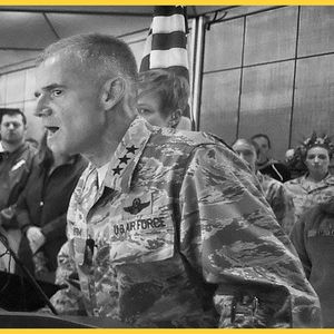 Le Lieutenant Général Jay Silveria convoque le 20 septembre 2017 tout le personnel et les élèves de l'US Air Force Academy, après que des inscriptions racistes ont été retrouvées sur la porte de chambre de cinq élèves noirs.
