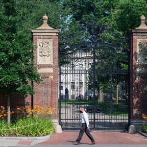 Les universités de Harvard et du MIT, qui comptent à elles deux 9.000 étudiants internationaux, avaient porté plainte contre la mesure.