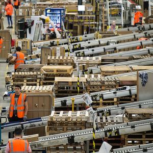 Amazon emploie plus de 900.000 personnes à travers le monde, notamment dans ses centres logistiques, comme celui de Peterborough en Angleterre.
