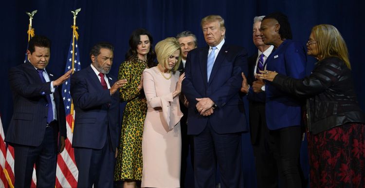 Donald Trump en janvier 2020, au cours d'une prière collective en marge d'un meeting.