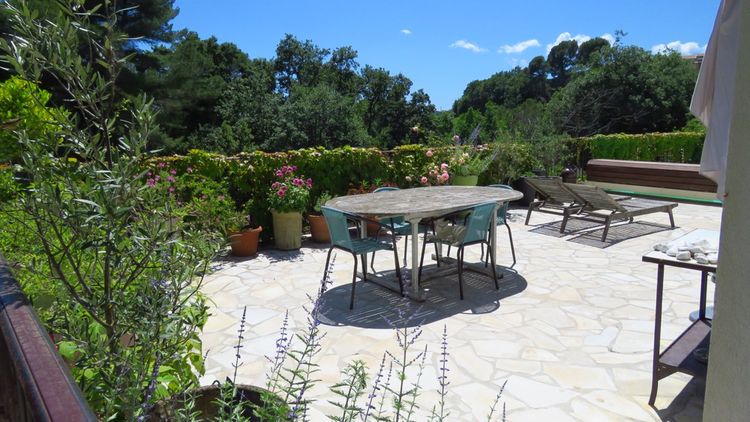 La maison de la semaine : une villa noyée dans la verdure près de Grasse 1
