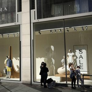 La société mère de Zara, Inditex, a ainsi annoncé en juin qu'elle allait fermer 1.200 magasins, capitalisant notamment sur la vente en ligne boostée par le confinement.