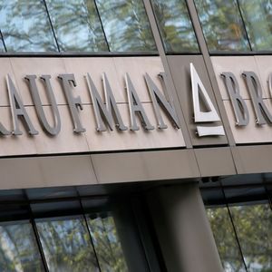 Kaufman & Broad affirme observer avec inquiétude la manoeuvre de Promogim, l'un de ses principaux concurrents dans la promotion immobilière qui est monté à 13,41 % du capital.