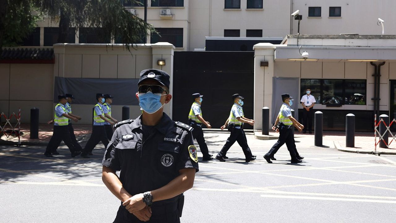 La police de Chengdu avait bloqué le périmètre du consulat afin d'éviter les rassemblements de foule au moment de l'évacuation des bâtiments.