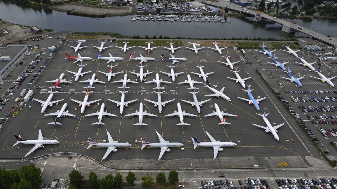 Les Boeing 737 MAX s'alignent toujours sur les parkings dans l'attente d'un feu vert de l'administration américaine pour avoir à nouveau le droit de voler. Le patron de Boeing parle à présent du quatrième trimestre 2020.