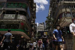 A Hong Kong, les rassemblements de plus de deux personnes et les repas dans les restaurants sont désormais interdits, et le port du masque devient obligatoire dans l'ensemble des lieux publics - y compris en plein air.