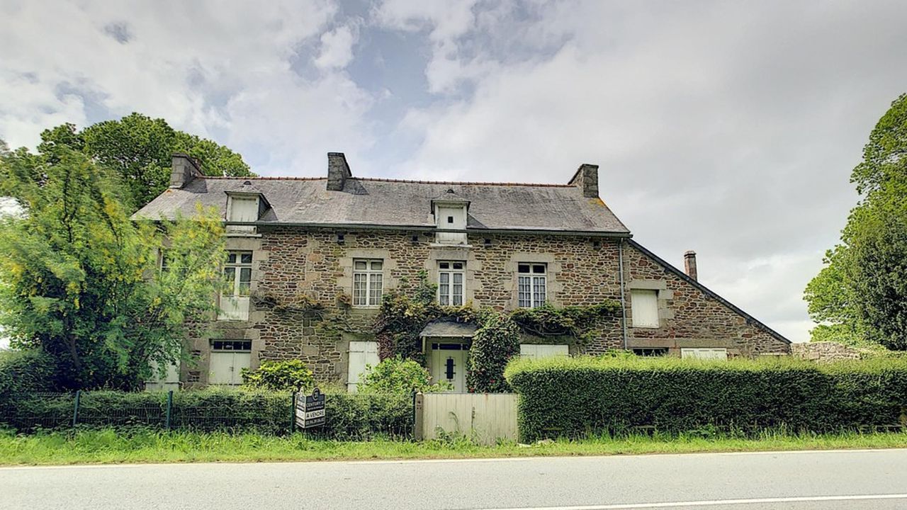 Cette maison traditionnelle des Côtes d'Armor se niche à Taden, à moins de 5 km de la plage la plus proche.