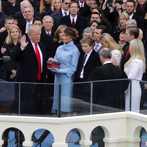 Donald Trump prêtant serment lors de son entrée en fonction à la Maison-Blanche, en janvier 2017.