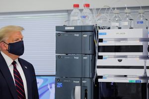 Le président américain Donald Trump lors d'une visite au centre d'innovation de Fujifilm Diosynth Biotechnologies, où des composants pour un vaccin potentiel contre le Covid-19 sont en cours de développement, à Morrrisville, Caroline du Nord, le 27 juillet 2020.