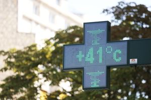 Un thermomètre indique 41 degrés à Paris, le 25 juillet 2019.