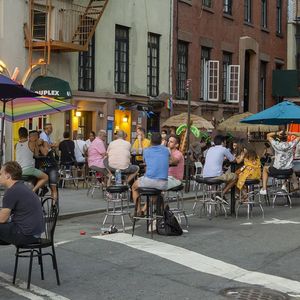 Le service en salle reste interdit dans la ville de New York, où l'installation de terrasses dans les rues a été facilitée.