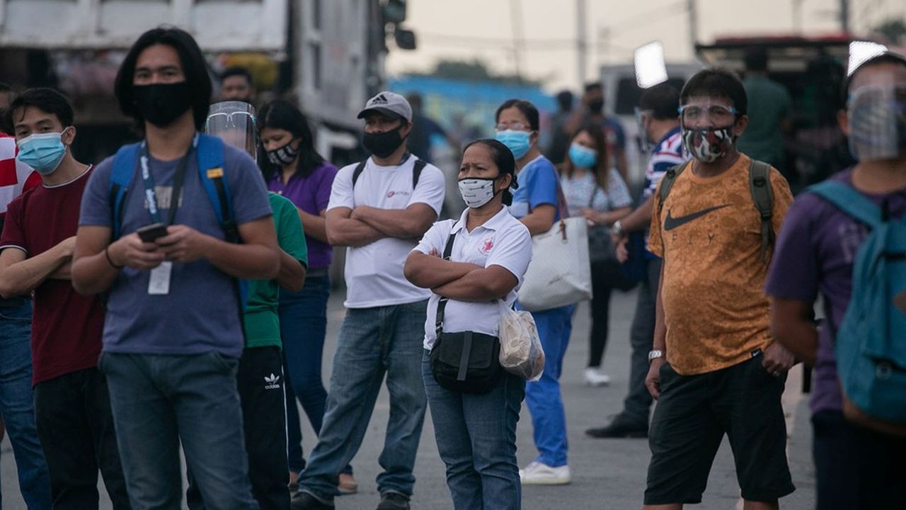 De nombreux travailleurs philippins sont bloqués à Manille après la suspension sans préavis de tous les transports en commun.
