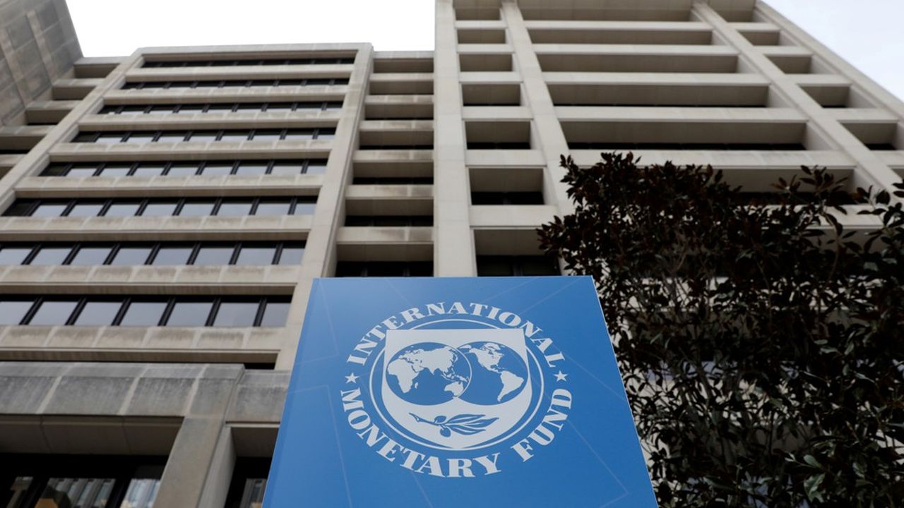Selon le FMI, l'économie américaine devrait se contracter de 6,6 % cette année, avant de rebondir de 3,9 % l'an prochain.