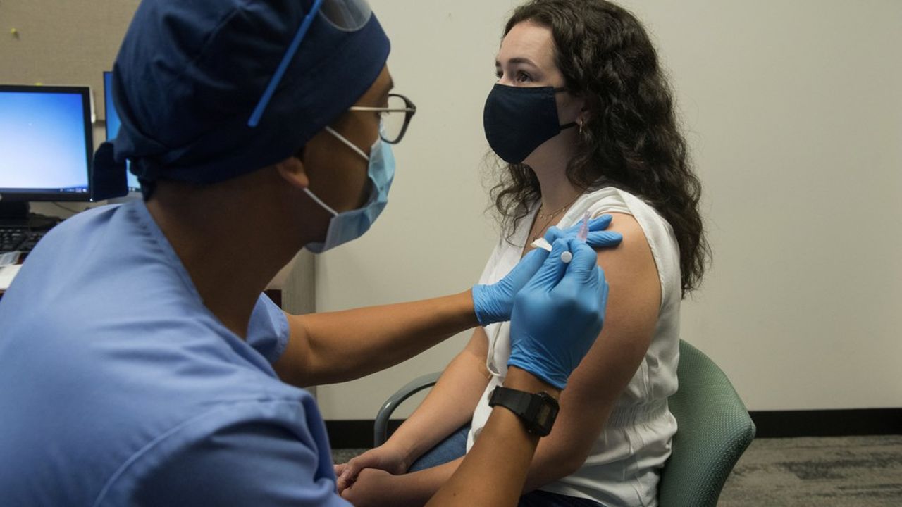 Le vaccin expérimental ARNm-1273 contre le coronavirus de Moderna est le premier des 160 candidats en cours de développement à faire l'objet d'un essai clinique de phase 3. Ici les premiers participants à l'étude, dans le Michigan, se font vacciner.