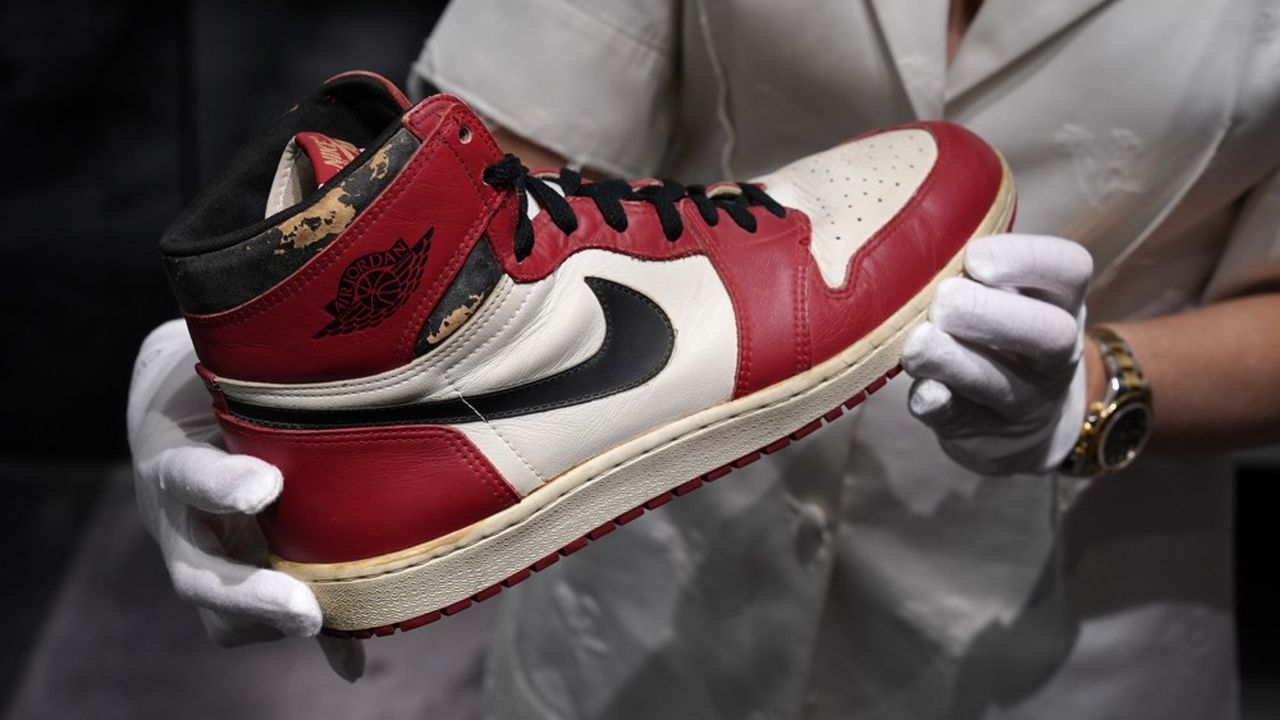Ces chaussures ont été portées par Michael Jordan lors d'une rencontre amicale disputée le 25 août 1985 à Trieste, en Italie.