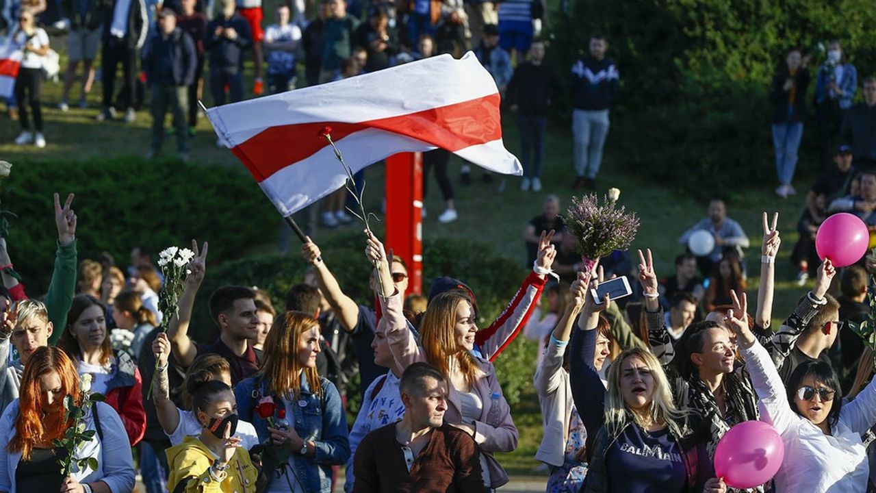 Depuis ce jeudi, des milliers de personnes vêtues de blanc sont descendues dans la rue à Minsk, portant parfois un drapeau blanc barré de rouge, symbole des deux périodes démocratiques qu'a connu le pays.