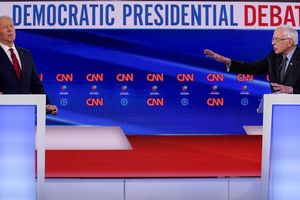 Joe Biden, à gauche, et Bernie Sanders, à droite, participant à un débat des primaires démocrates à Washington, le 15 mars 2020.