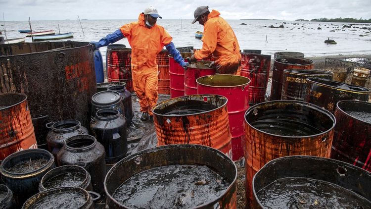 Entre 800 et 1.000 tonnes de fioul se sont échappées du vraquier qui s'est échoué le 25 juillet dernier sur un récif à la Pointe d'Esny, au sud-est de l'île Maurice. Il avait à son bord 3.800 tonnes de fioul et 200 tonnes de diesel.