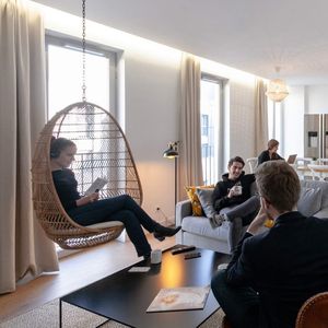 Le coliving permet d'avoir de l'intimité, avec sa propre chambre ou son propre studio, et de profiter selon ses envies de la convivialité au sein d'espaces communs (ici à Marseille, dans une résidence de The Babel Community).