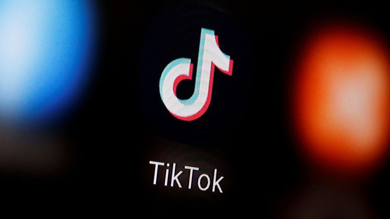 TikTok compte près d'un milliard d'utilisateurs et est très prisé par les adolescents.