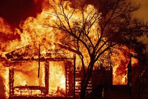 Les flammes du « LNU Lightning Complex » consumment une maison à Vacaville, au nord-est de San Francisco, le 19 août 2020.