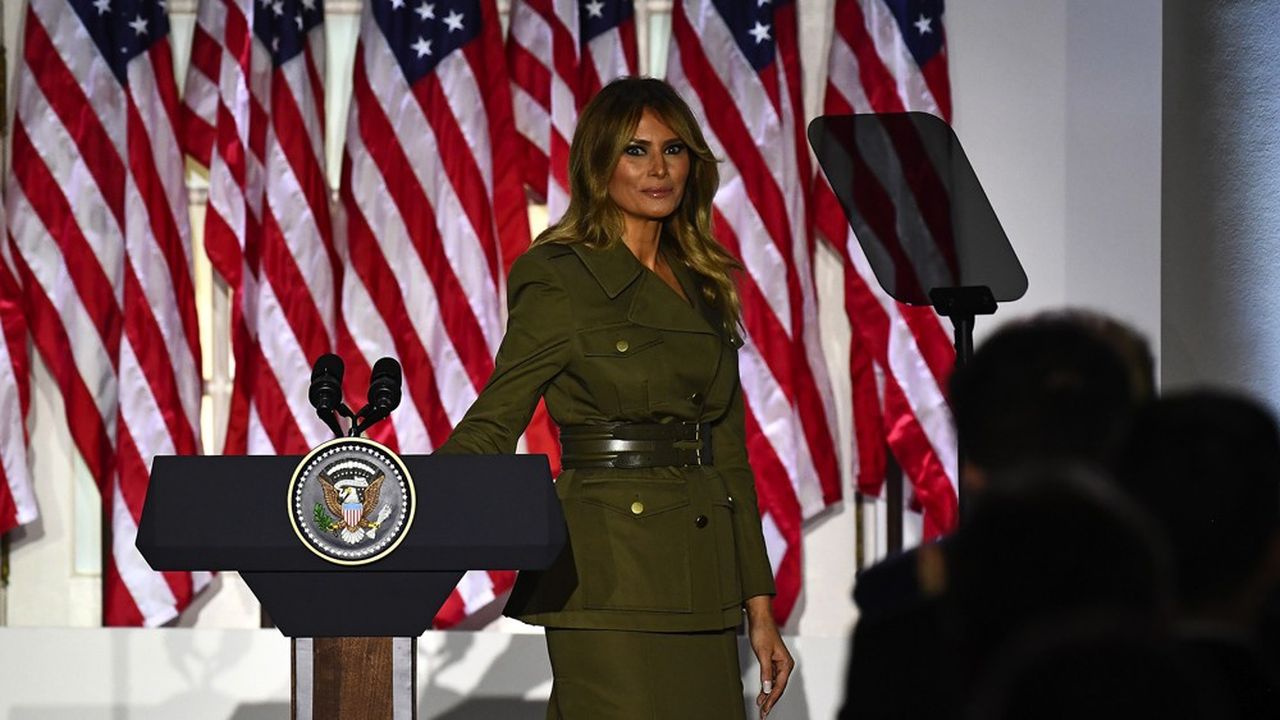 Depuis le jardin de la Maison-Blanche à Washington, la première dame des Etats-Unis, Melania Trump, s'est adressée aux participants à la convention nationale républicaine dans une tenue quasi militaire vert kaki.