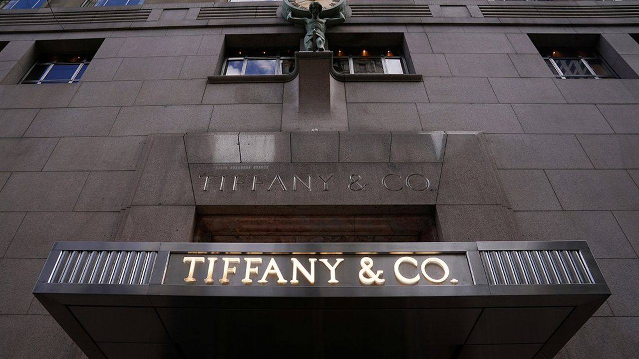 Le redressement intervient après un trimestre difficile : Tiffany a dû fermer nombre de ses 320 boutiques au premier trimestre et a accusé une perte de 64,6 millions de dollars.