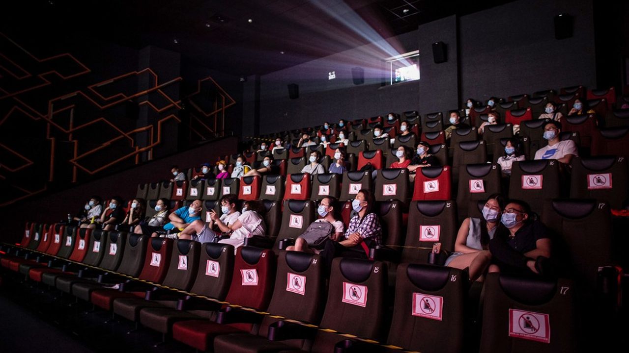 Depuis le 20 juillet dernier, les salles de cinéma ont rouvert en Chine en obligeant les spectateurs à observer les mesures barrières contre le virus du Covid-19.