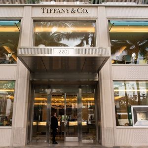 Le joaillier Tiffany a fait état d'une baisse de 29 % de ses ventes, à 747,1 millions de dollars (633,19 millions d'euros) au deuxième trimestre (clos fin juillet), après une chute de 44 % au premier, en plein coeur de la pandémie, avec des pertes à la clé.