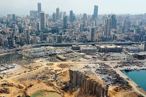 A Beyrouth, les experts de la Banque mondiale, de l'ONU et de l'Union européenne ont identifié les principaux dégâts dans les secteurs du logement, des transports et du patrimoine culturel - dont les sites religieux et archéologiques, les monuments nationaux, les théâtres, les archives, les bibliothèques et autres monuments.