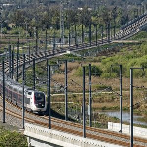 Essai de la nouvelle rame de TGV sur la ligne à grande vitesse LGV Tours-Bordeaux au niveau du nouveau Pont de la Dordogne.