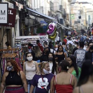 La foule continue à arpenter les rues commerciales de São Paulo malgré la pandémie