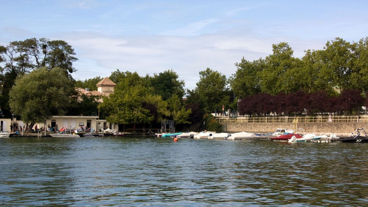 Le lac de Viry-Châtillon. Les lacs d'Essonne sont classés en espaces naturels sensibles (ENS) et zones naturelles d'intérêt écologique, faunistique et floristique (ZNIEFF).