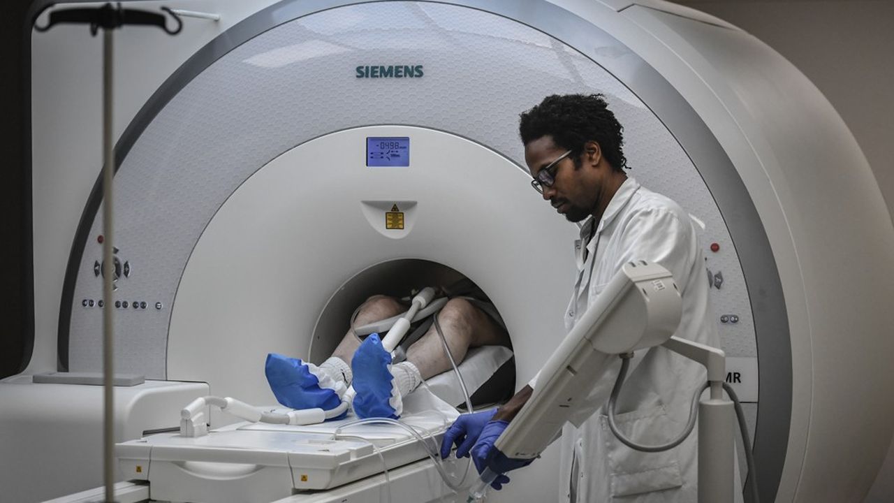 Un patient passe une IRM dans un hôpital de Créteil, en banlieue parisienne.