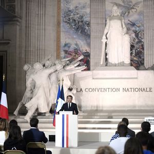 Ceux qui « s'en prennent aux forces de l'ordre, aux élus, ne passeront pas », assuré ce vendredi Emmanuel Macron lors d'un discours au Panthéon.