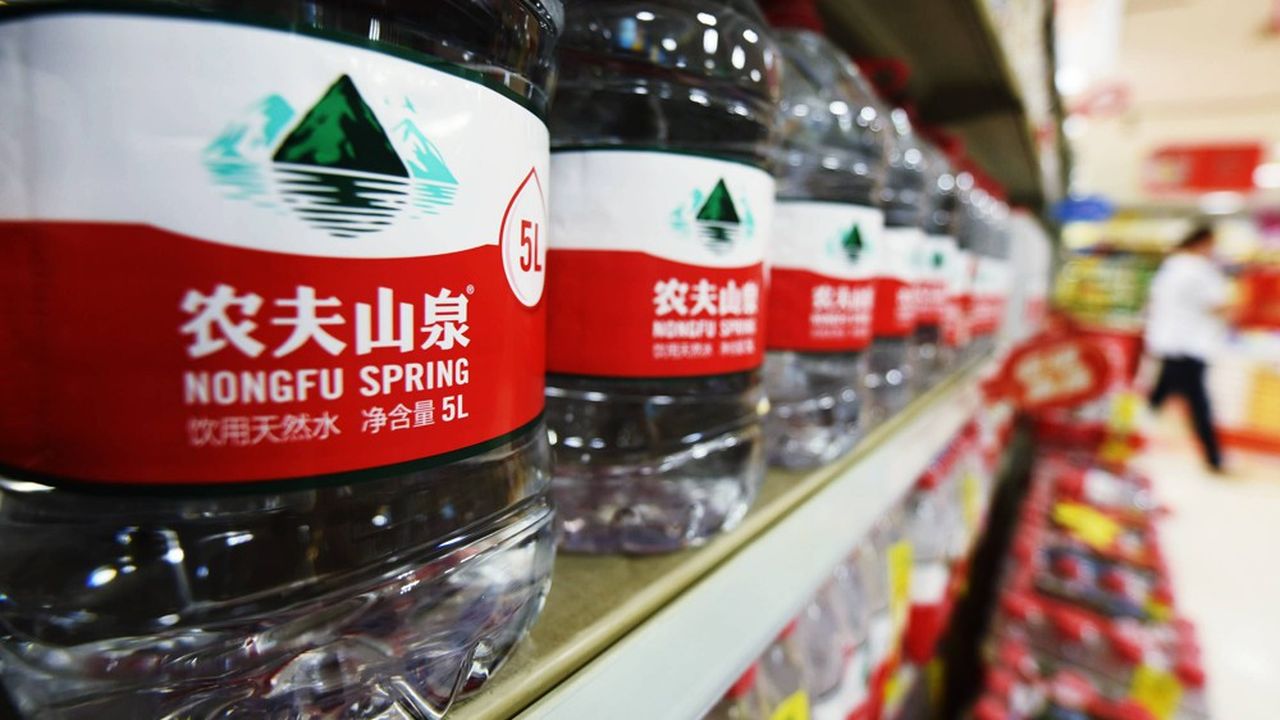 Nongfu Spring revendique la place de numéro sur le marché de l'eau en bouteille chinois, sur lequel sont consommées chaque année plus de 100.000 milliards de litres.