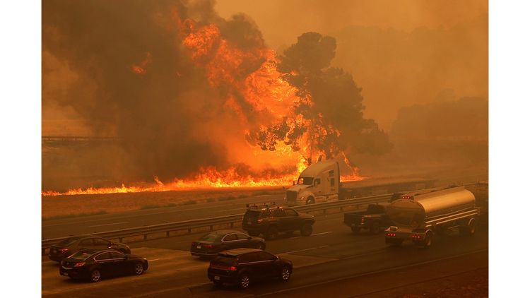 L'autoroute Interstate 80 cernée par les flammes