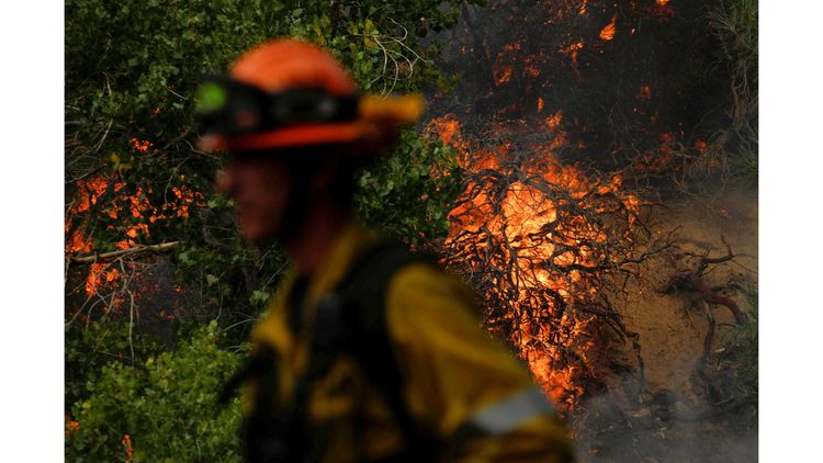 14.000 pompiers face au brasier