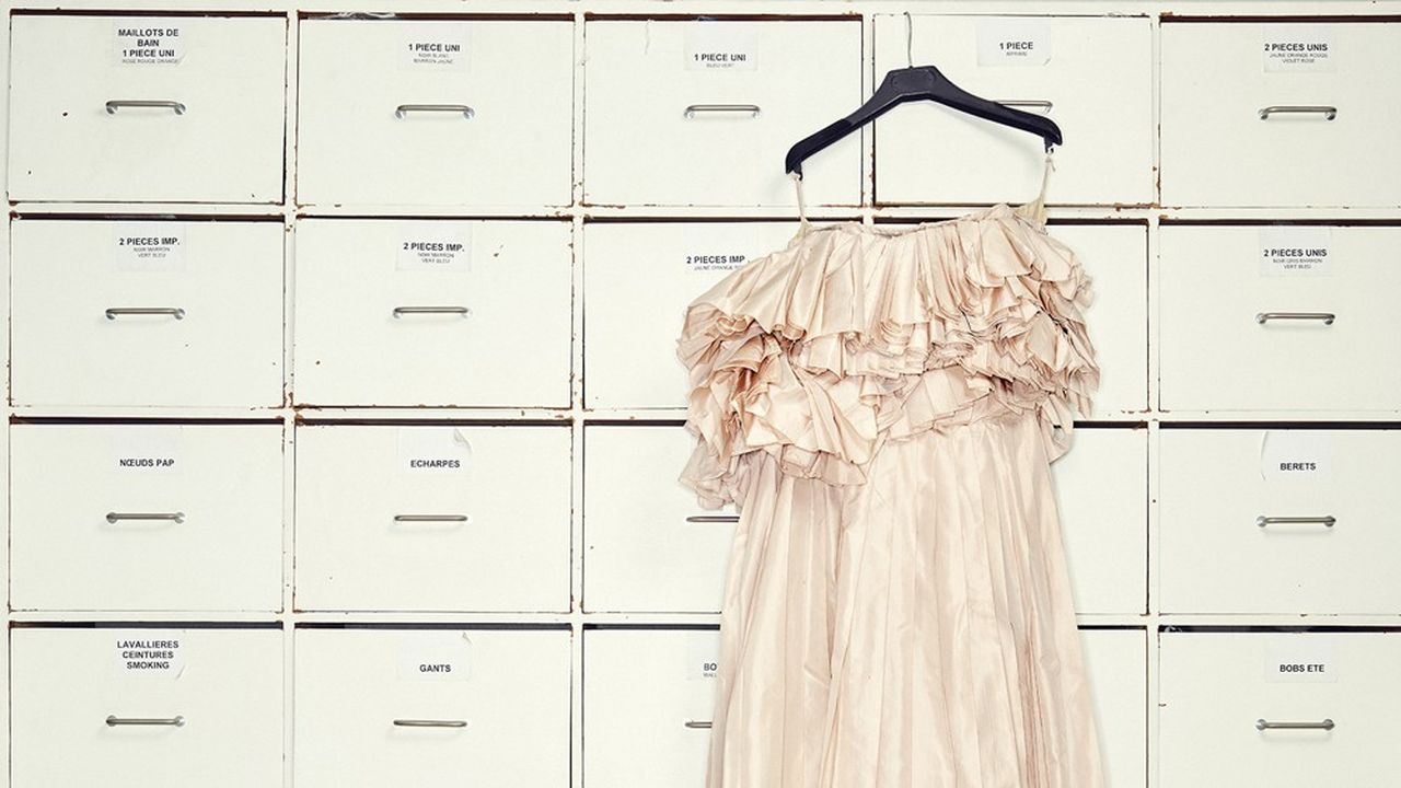À l'espace Passage, Zohra Alami a « archivé » 40000 pièces, dont une robe Alexander McQueen (printemps-été 2011), des bottes « Tabi » de Martin Margiela (automne-hiver 2003-04) et une robe longue d'Anne-Marie Beretta (printemps-été 1984).