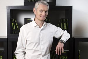 Pierre Calmard, le nouveau dirigeant de Dentsu France, veut « booster » le pôle création publicitaire, en prenant en compte la publiphobie ambiante.