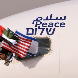 Le 31 août 2020, un avion commercial d'El Al atterrit à Abu Dhabi. Les drapeaux d'Israël, des Emirats et des Etats-Unis flottent du cockpit. Le mot paix, écrit en arabe, hébreu et anglais, est inscrit sur la carlingue.