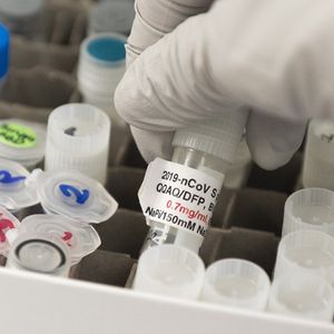 Plusieurs laboratoires sont engagés dans une course au développement d'un vaccin.