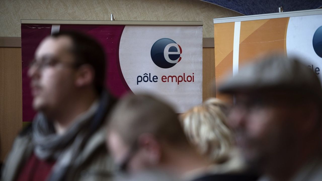 People pass in front of an Pole Emploi (Employment Office) panel on March 8, 2017 in Dunkirk. - The upswing is there: the French economy has created close to 190,000 net positions in 2016, an unprecedented feat on the front of private employment since the crisis, despite limited growth. However, unemployment remains high, with 9.7% of the working population in 2016 in metropolitan France, 10% in France, or 2.81 million unemployed, according to Insee statistics. Pole Emploi, the Employment Office, for its part, lists in the metropolis 3.47 million unemployed job seekers. (Photo by PHILIPPE HUGUEN / AFP)