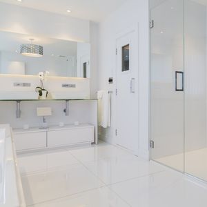 L'obligation d'une salle de bain adaptable à une douche à l'italienne s'imposera dès le 1er janvier 2021 aux appartements en rez-de-chaussée et aux maisons individuelles en lotissement ou destinées à la location.