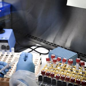 Coup sur coup, vendredi puis samedi, plus de 13.000 nouvelles contaminations au coronavirus ont été enregistrées par Santé publique France.
