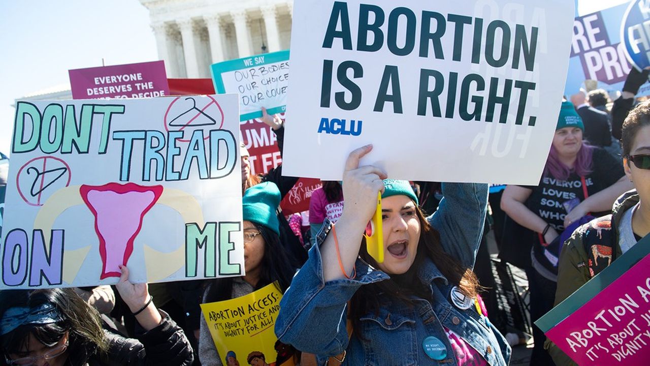 Des militantes et militants pro-choice lors d'une manifestation devant la Cour suprême à Washington, le 4 mars 2020, pour défendre le droit à l'avortement.
