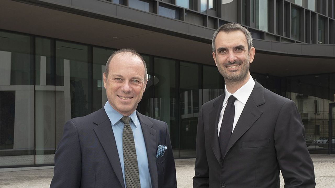 Giuseppe (à gauche) et Marco Lavazza, tous deux vice-présidents de l'entreprise fondée par leur arrière-grand-père, devant le nouveau siège social du groupe, à Turin